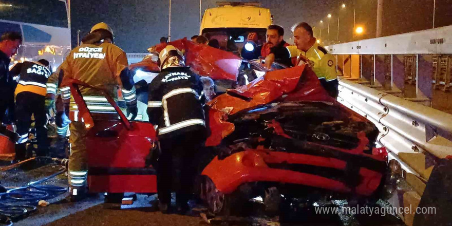 Otoyolda tıra arkadan çarpan otomobil hurdaya döndü: 4 yaralı