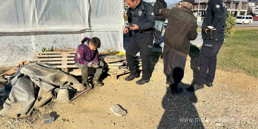 Oynamak için çaya inen 3 çocuk balçığa saplandı