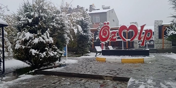 Özalp’a mevsimin ilk karı yağdı