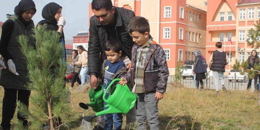 Özalp’te 500 fidan toprakla buluşturuldu