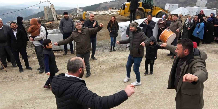 (Özel) Bursa’da mahkemenin mermer ocağı kararını duyan köylüler davul zurnayla yürüdü