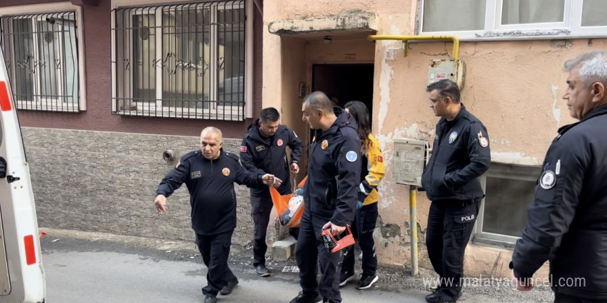 (Özel) Evde 5 gündür mahsur kalan yaşlı çiftin yardımına ekipler yetişti