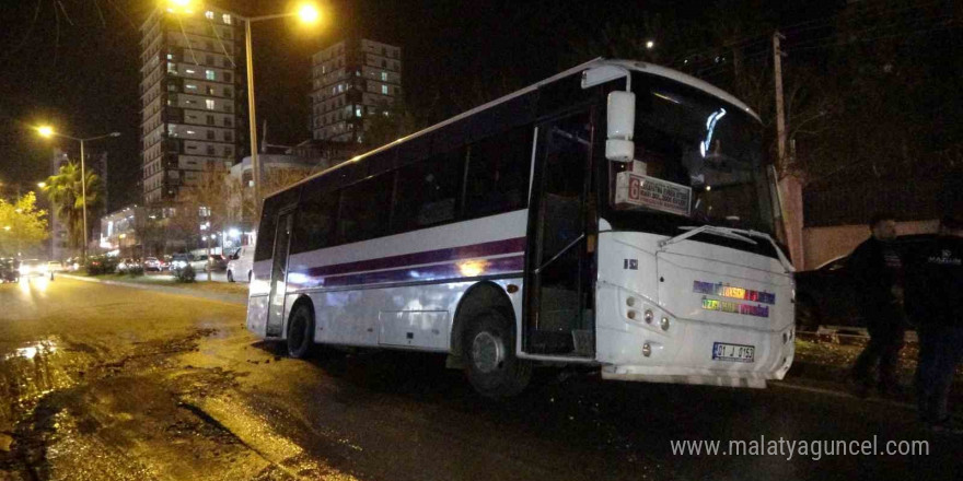 Özel halk otobüsü çukura düştü, şoförü “Yol yarıldı içine girdik” dedi