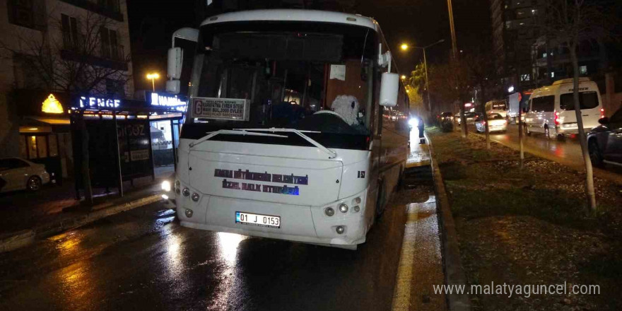 Özel halk otobüsü çukura düştü, şoförü “Yol yarıldı içine girdik” dedi