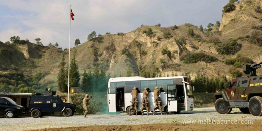 Özel harekat polislerinin tatbikatı gerçeği aratmadı