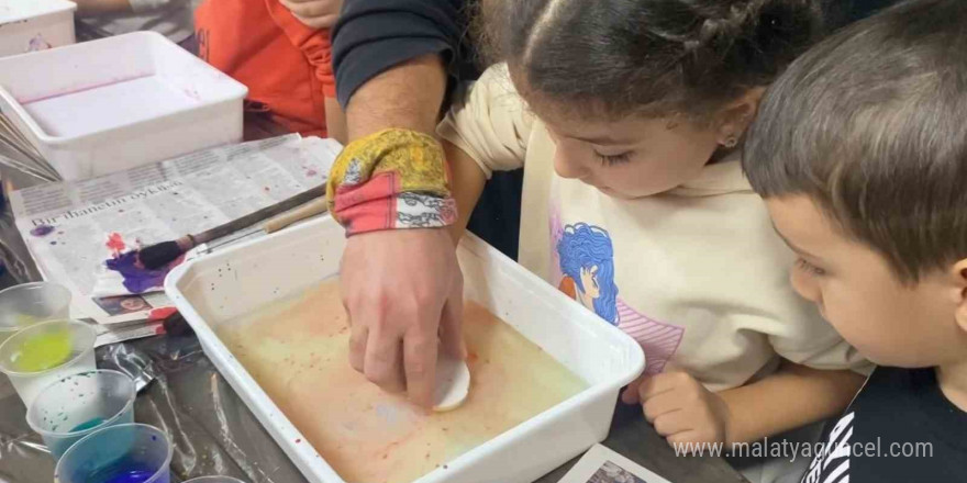 Özel öğrenciler sanatla akranlarıyla bağ kuruyor