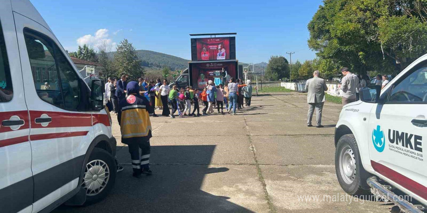 Özel öğrencilere UMKE ve ambulanslar tanıtıldı