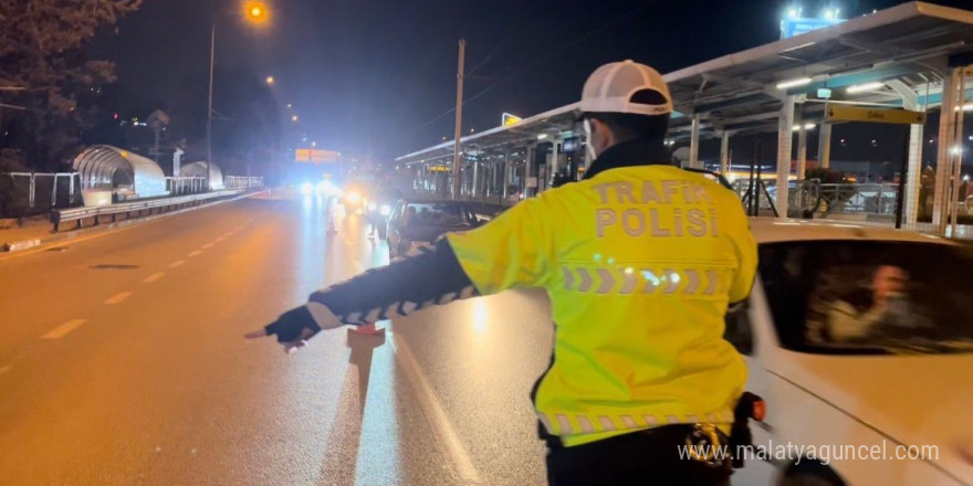 (Özel) Uygulama noktasında polis memurunun alkollü sürücü ile imtihanı kamerada