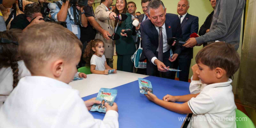 Özgür Özel çocuklara fındık dağıttı