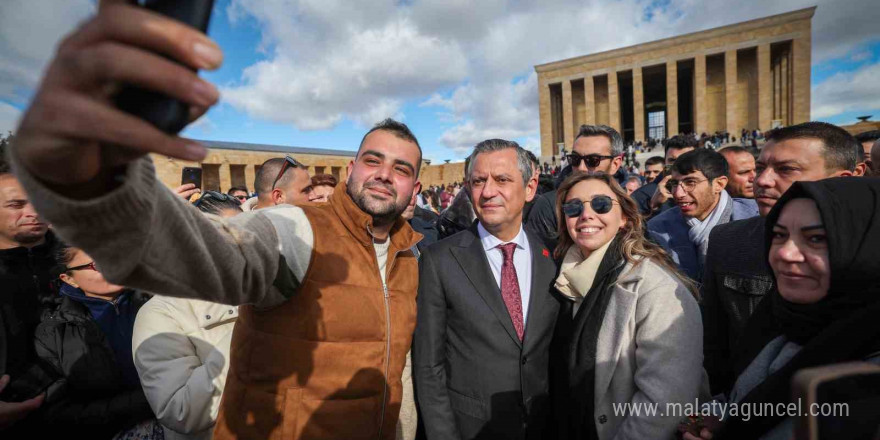 Özgür Özel, Öğretmenlerle birlikte Anıtkabir’i ziyaret etti