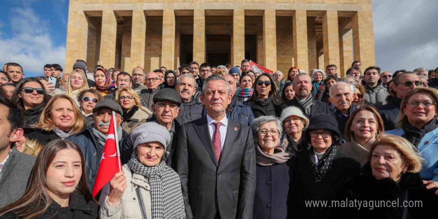 Özgür Özel, Öğretmenlerle birlikte Anıtkabir’i ziyaret etti