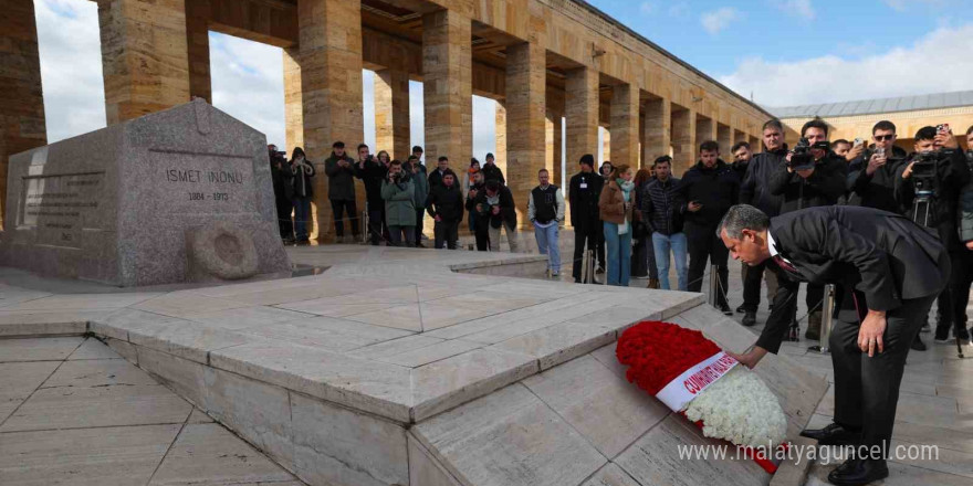 Özgür Özel, Öğretmenlerle birlikte Anıtkabir’i ziyaret etti