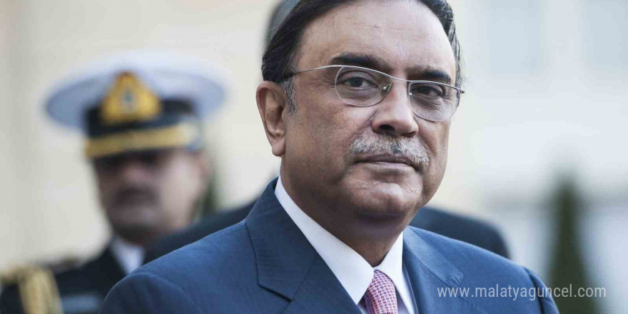 Pakistan Cumhurbaşkanı Zardari’nin bacağı kırıldı