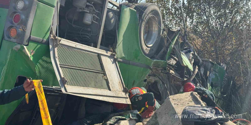 Pakistan’da yolcu otobüsü devrildi: 6 ölü, 26 yaralı