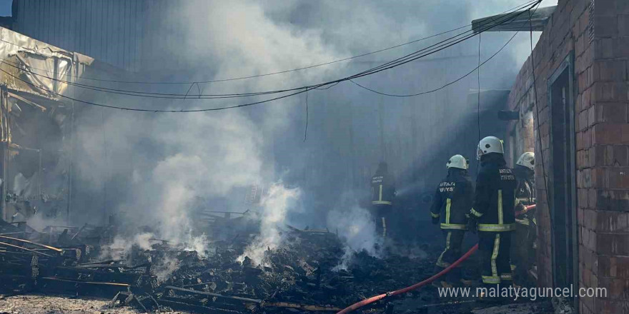 Palet üretim tesisinde korkutan yangın: 1 kişi dumandan etkilendi