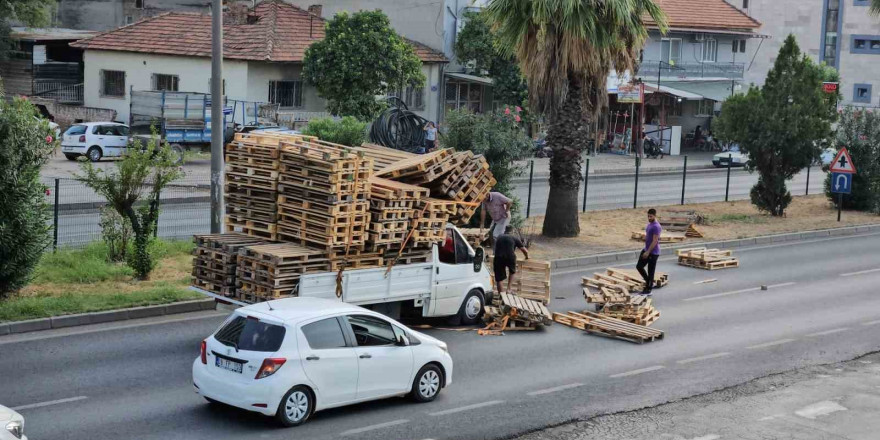 Paletler yola saçıldı, faciadan dönüldü