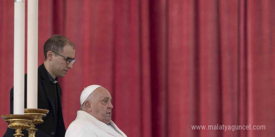 Papa Francis’in her iki akciğerinde de zatürre başlangıcı olduğu tespit edildi