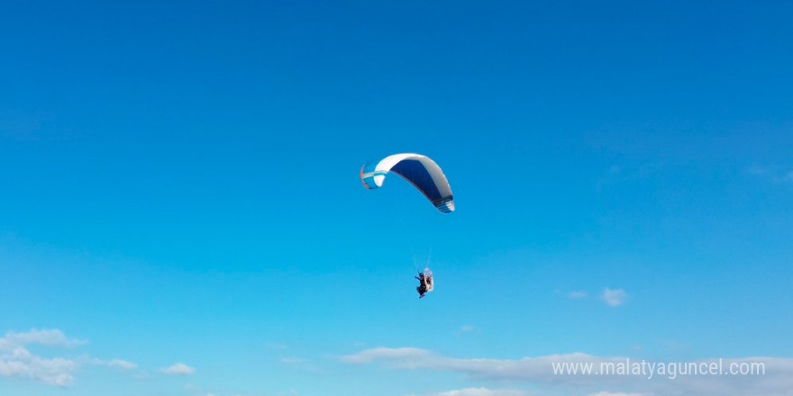 Paramotor uçuşu ilgi ile izlendi