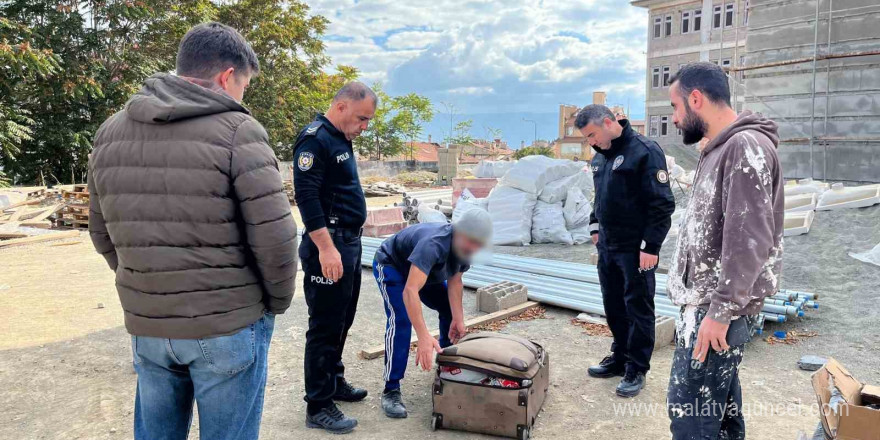 Parasını alamayan işçi çatıda intihara kalkıştı: Polisin ikna çabası ile indirildi