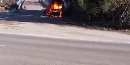 Park ettiği araç alev topuna döndü, kendini son anda kurtardı