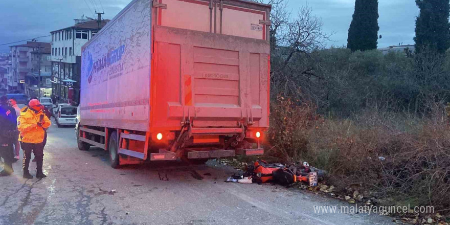 Park halindeki kamyona çarpan motosikletli ağır yaralandı