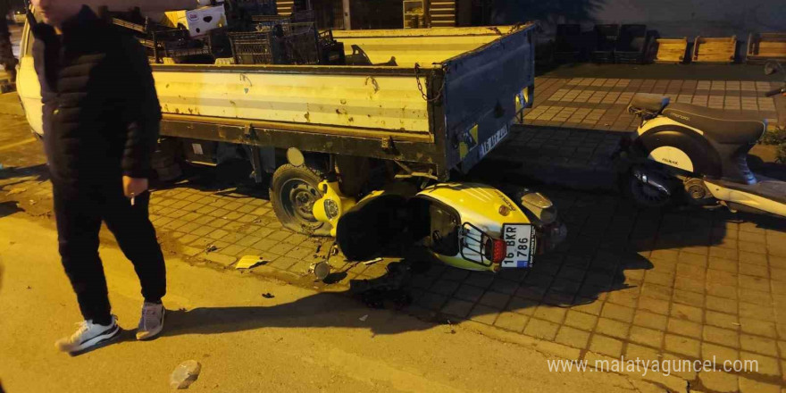 Park halindeki kamyonete çarpan motosiklet sürücüsü yaralandı