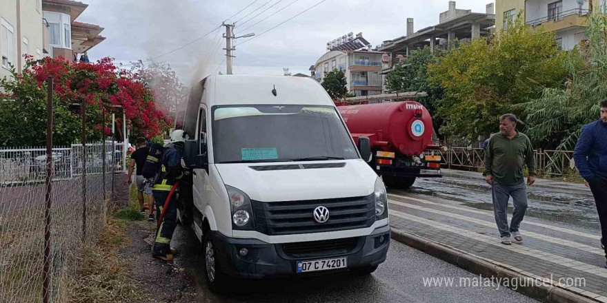 Park halindeki okul servisi yanarak kullanılamaz hale geldi