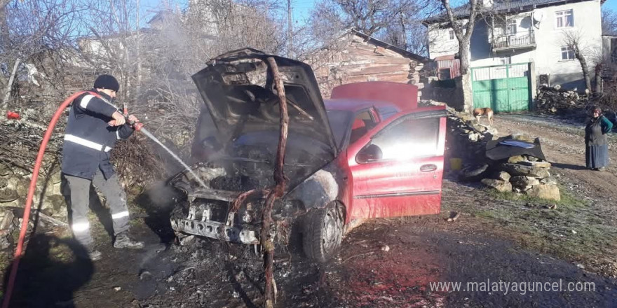 Park halindeki otomobilde çıkan yangın söndürüldü