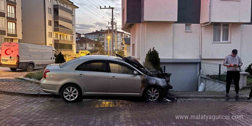 Park halindeki otomobilde yangın çıktı