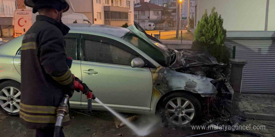 Park halindeki otomobilde yangın çıktı