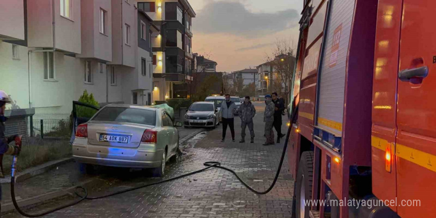 Park halindeki otomobilde yangın çıktı