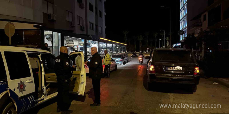 Park halindeki otomobile çarpan sürücü polislere zor anlar yaşattı