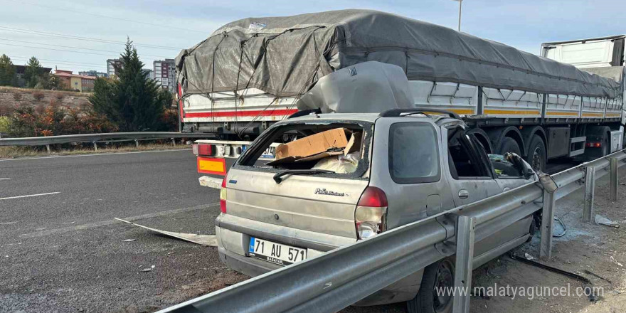 Park halindeki tıra ok gibi saplandı: 2 ölü 3 yaralı