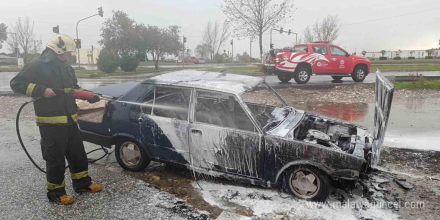 Park halindeki Tofaş, şiddetli yağmura rağmen yanarak kullanılamaz hale geldi