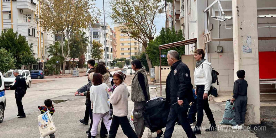 Pazar yerini mesken tuttu, polis müdahale edince öfkesini aracından çıkardı