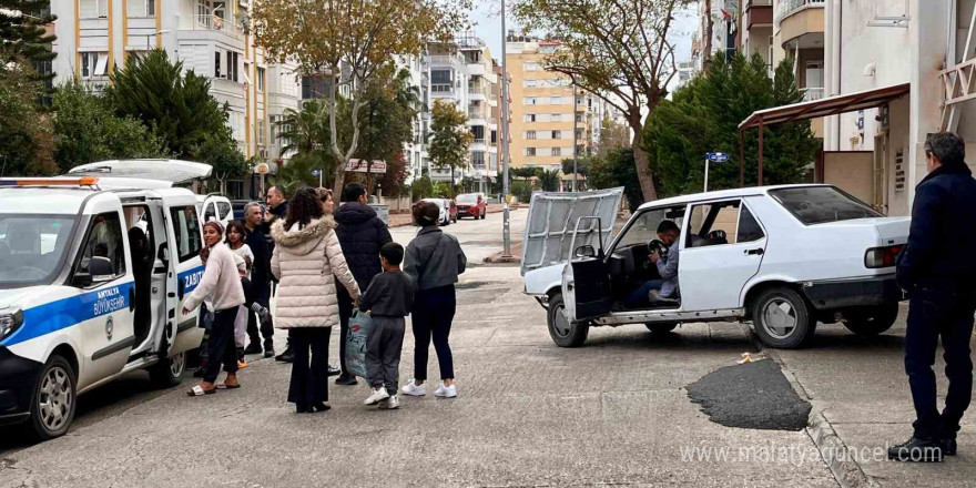 Pazar yerini mesken tuttu, polis müdahale edince öfkesini aracından çıkardı