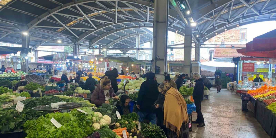 Pazarda fiyatlar düştü, vatandaş yoğun ilgi gösterdi