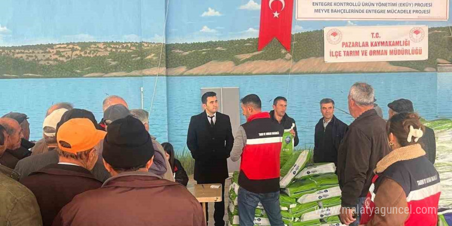 Pazarlar’da üreticilere ’Bordo bulamacı’ dağıtıldı