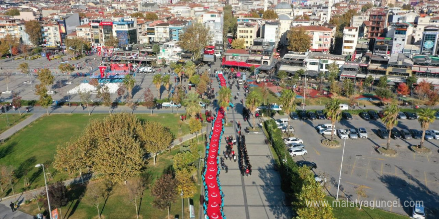 Pendik’te 101 metrelik Türk bayrağıyla Cumhuriyet kutlaması havadan görüntülendi