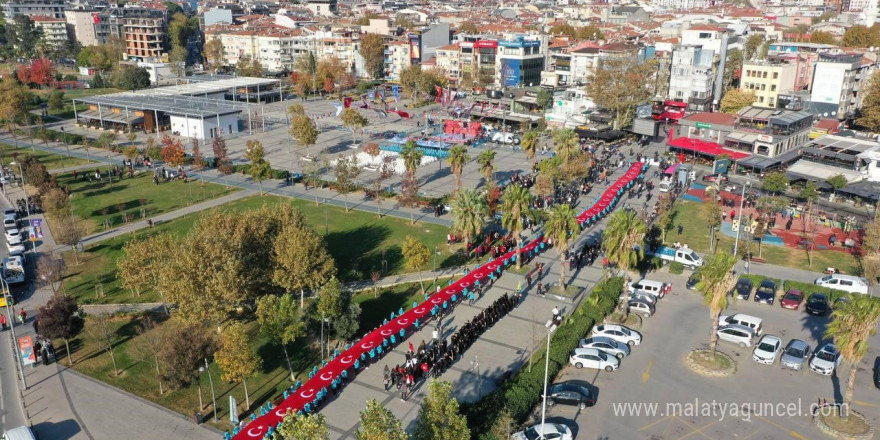 Pendik’te 101 metrelik Türk bayrağıyla Cumhuriyet kutlaması havadan görüntülendi