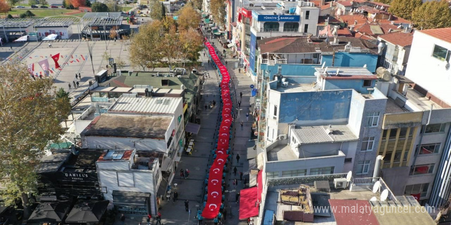 Pendik’te 101 metrelik Türk bayrağıyla Cumhuriyet kutlaması havadan görüntülendi