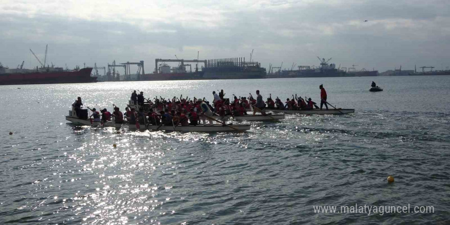 Pendik’te düzenlenen ‘Cumhuriyet Kupası Dragon Bot Yarışları’ nefes kesti