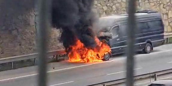 Pendik’te servis minibüsü alev alev yandı