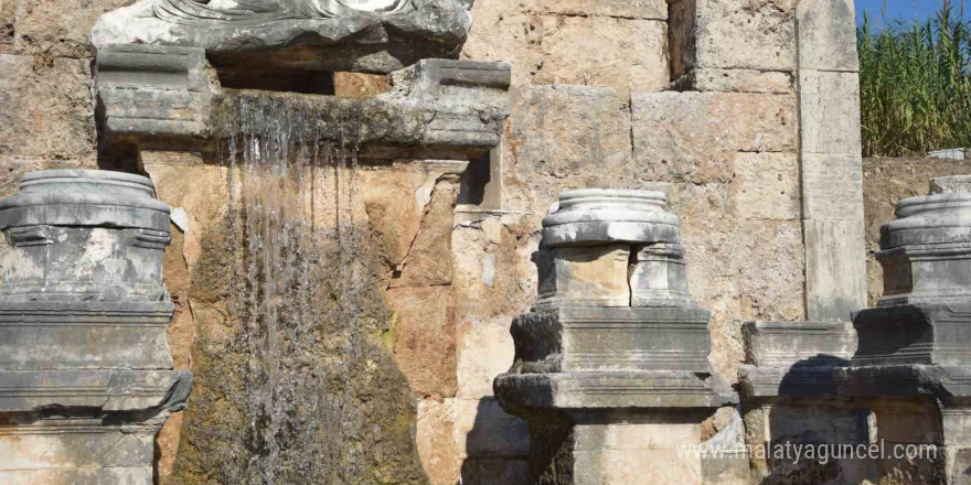 Perge Antik Kenti’ndeki çeşmeden 1800 yıl sonra su akmaya başladı