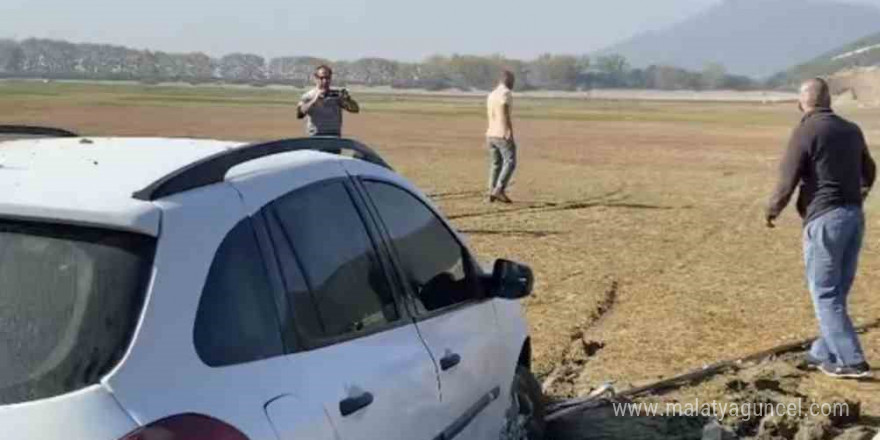 Pikniğe giden bataklığa saplandı, onları kurtarmaya gidenler de mahsur kaldı