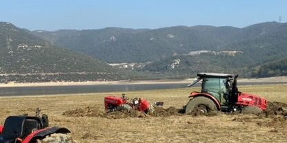 Pikniğe giden bataklığa saplandı, onları kurtarmaya gidenler de mahsur kaldı