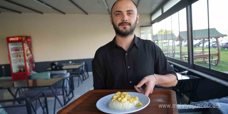 Pilav yaparak hem okuyor hem geçimini sağlıyor