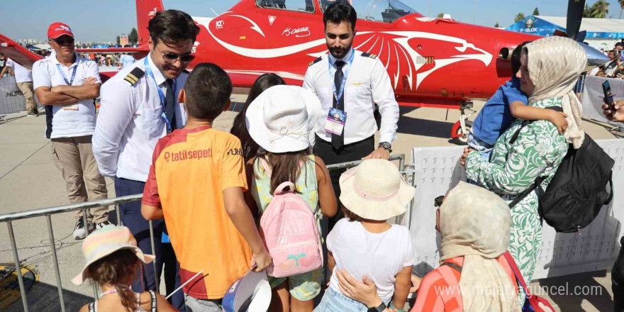 Pilotaj öğrencileri TEKNOFEST’te çocuklara uçakları tanıttı