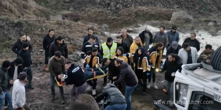 Pirinç yüklü tır şarampole devrildi: Kabinde sıkışan yaralılar için ekipler seferber oldu