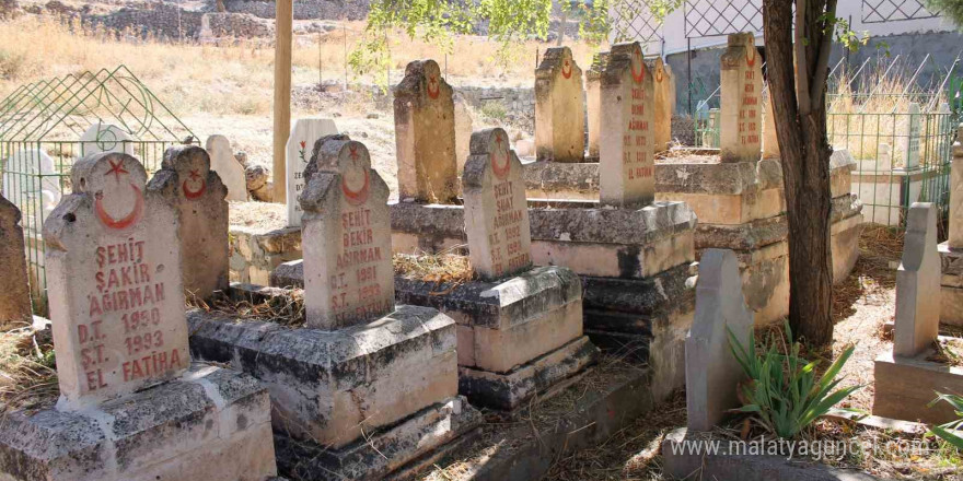 PKK’lı teröristlerin 31 yıl önce şehit ettiği 8’i çocuk 26 vatandaş mezarları başında dualarla anıldı